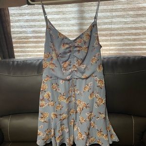 Short sundress with keyhole in the back💙🤍